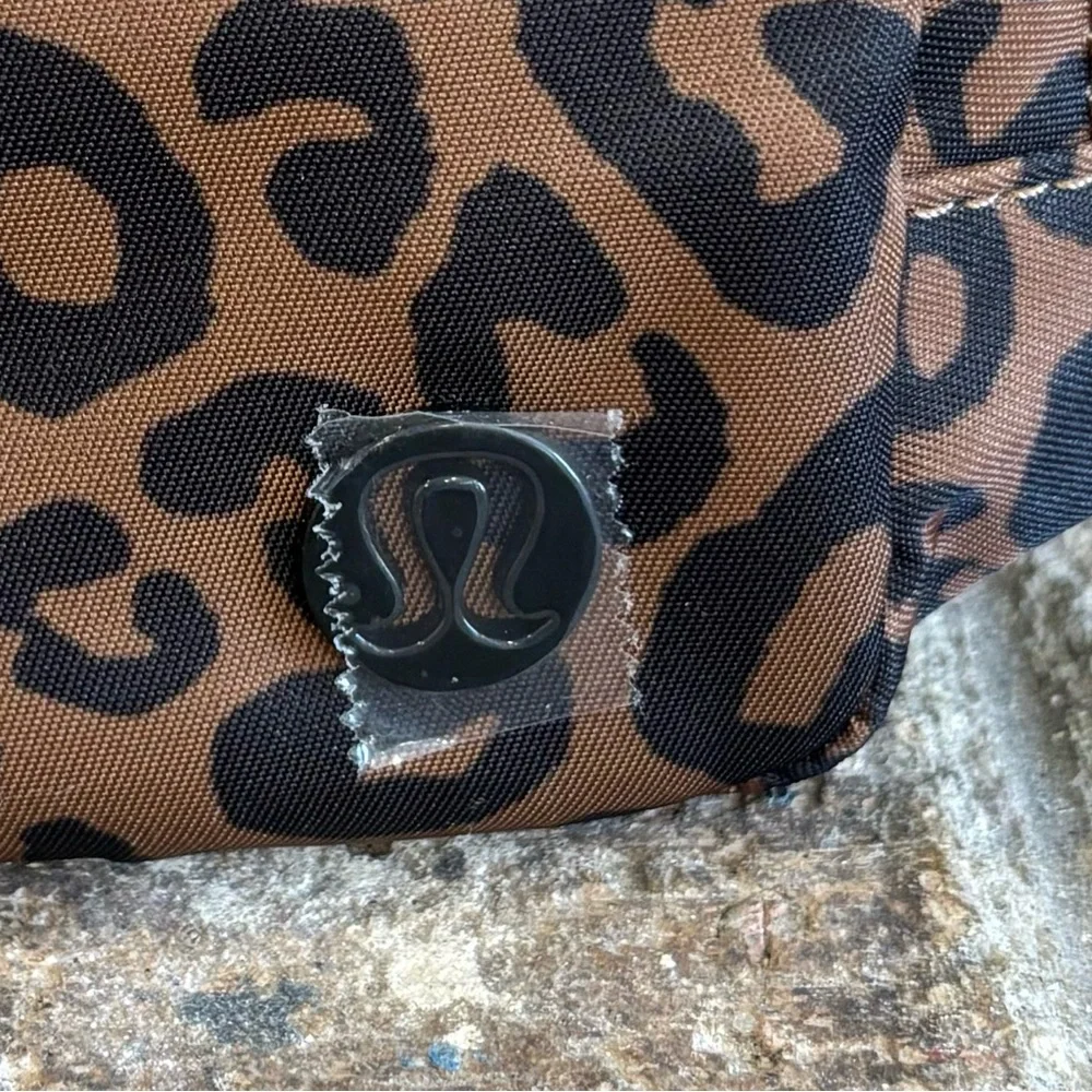 NWT Lululemon Everywhere Belt Bag Leopardo Shift Midi Desert Khaki/Night Brown - Picture 4 of 11
